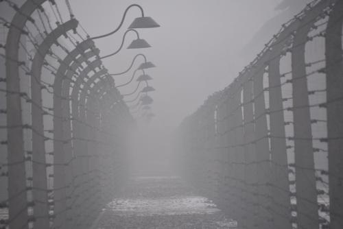 Campo de Auschwitz bajo la niebla