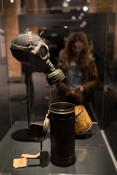 Máscara de gas encontrada en el campo de Auschwitz