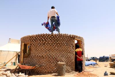 Una de las viviendas en construcción con botellas rellenas de arena.