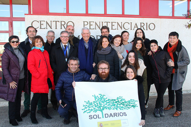 El Nobel junto a los voluntarios de Solidarios.