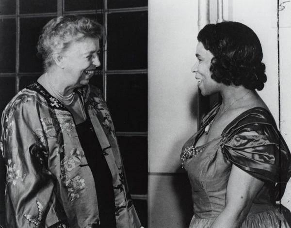 Eleanor Roosevelt junto a la cantante de color Marian Anderson.