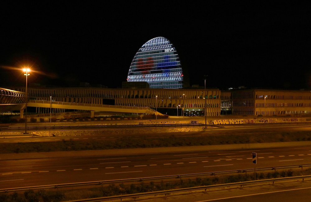 La sede corporativa de BBVA en Madrid, 'La Vela', iluminada por los servicios sanitarios.