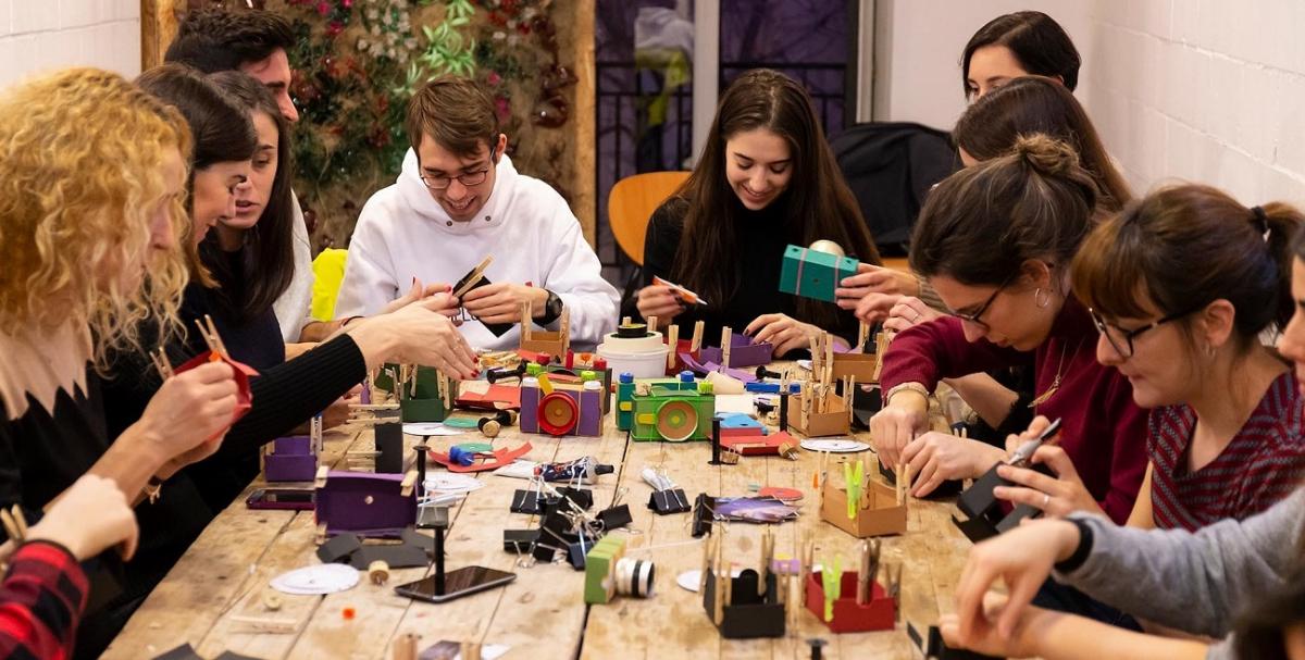 Uno de los talleres de fabricación de juguetes con materiales reciclables.