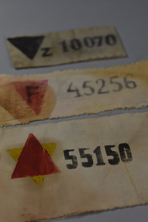 Brazaletes de prisioneros en Auschwitz