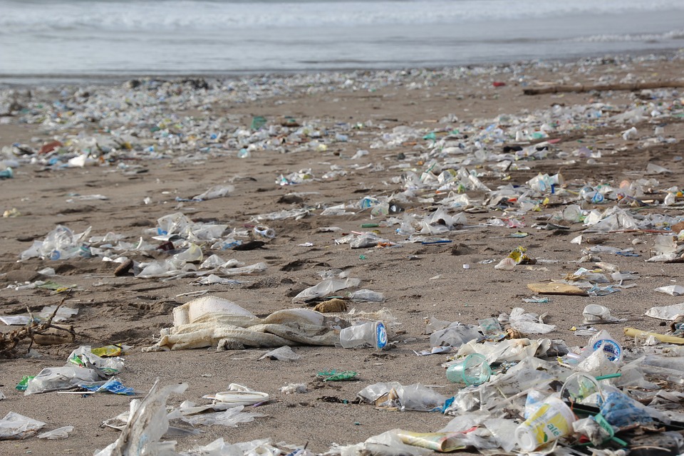 Una playa repleta de envases de plástico arrastrados por el mar.