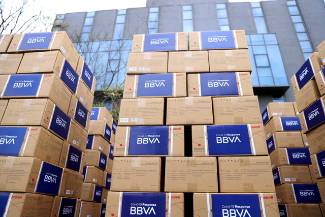 Material sanitario donado por BBVA.