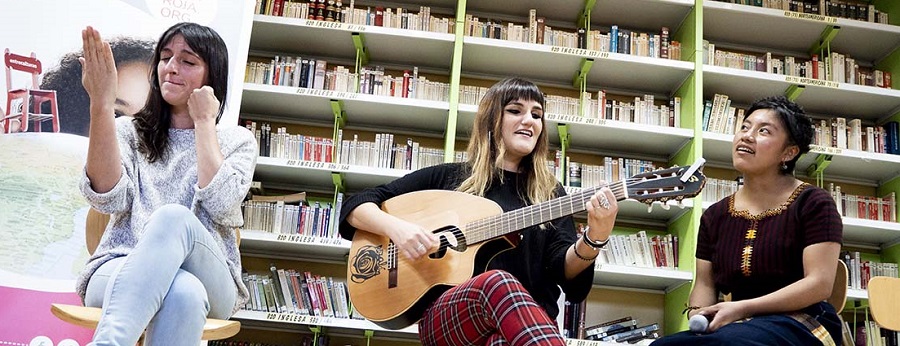 Beatriz Romero, Rozalén y Kim Chivalán cantan 'La puerta violeta' en el acto de Entreculturas (Foto: Daniela Morrale)