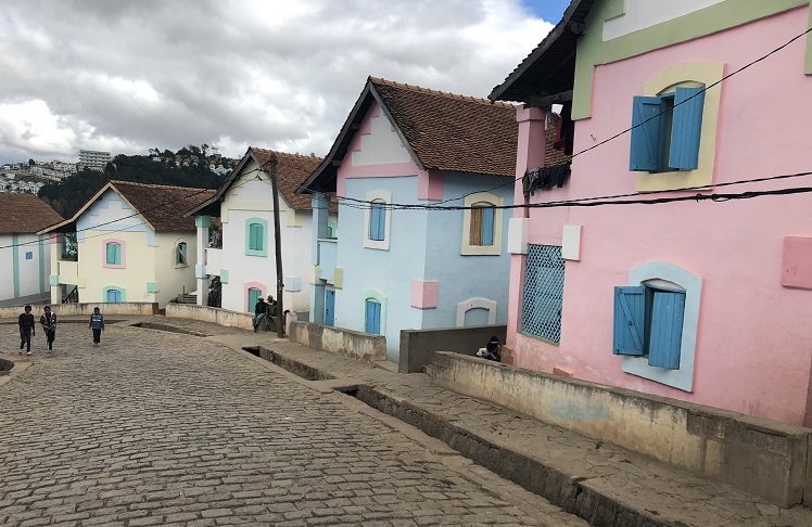 Las casas pintadas de vivos colores se alinean a los lados de las calles adoquinadas  