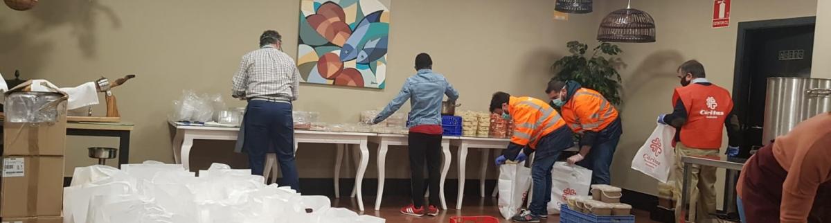 Voluntarios de Cáritas organizando un reparto de alimentos