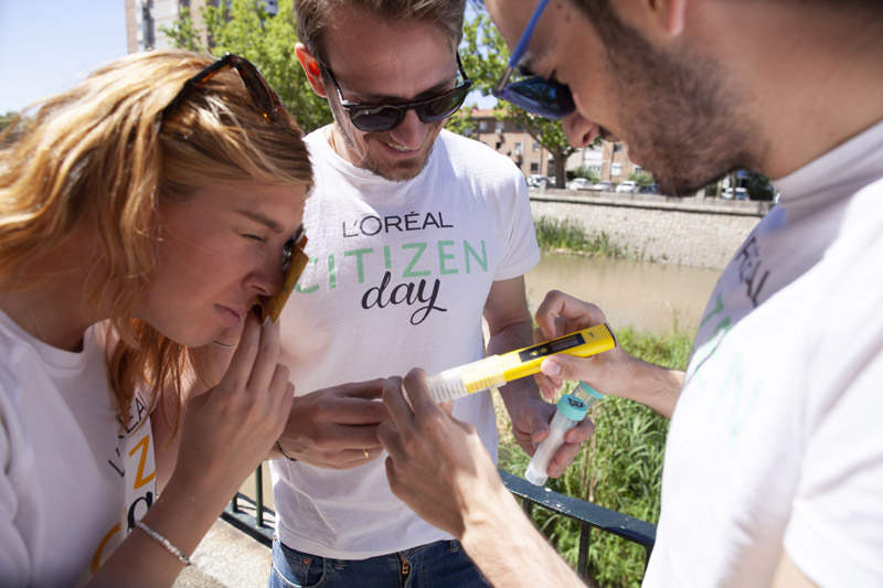 Empleados de L'Oréal durante el Citizen Day.
