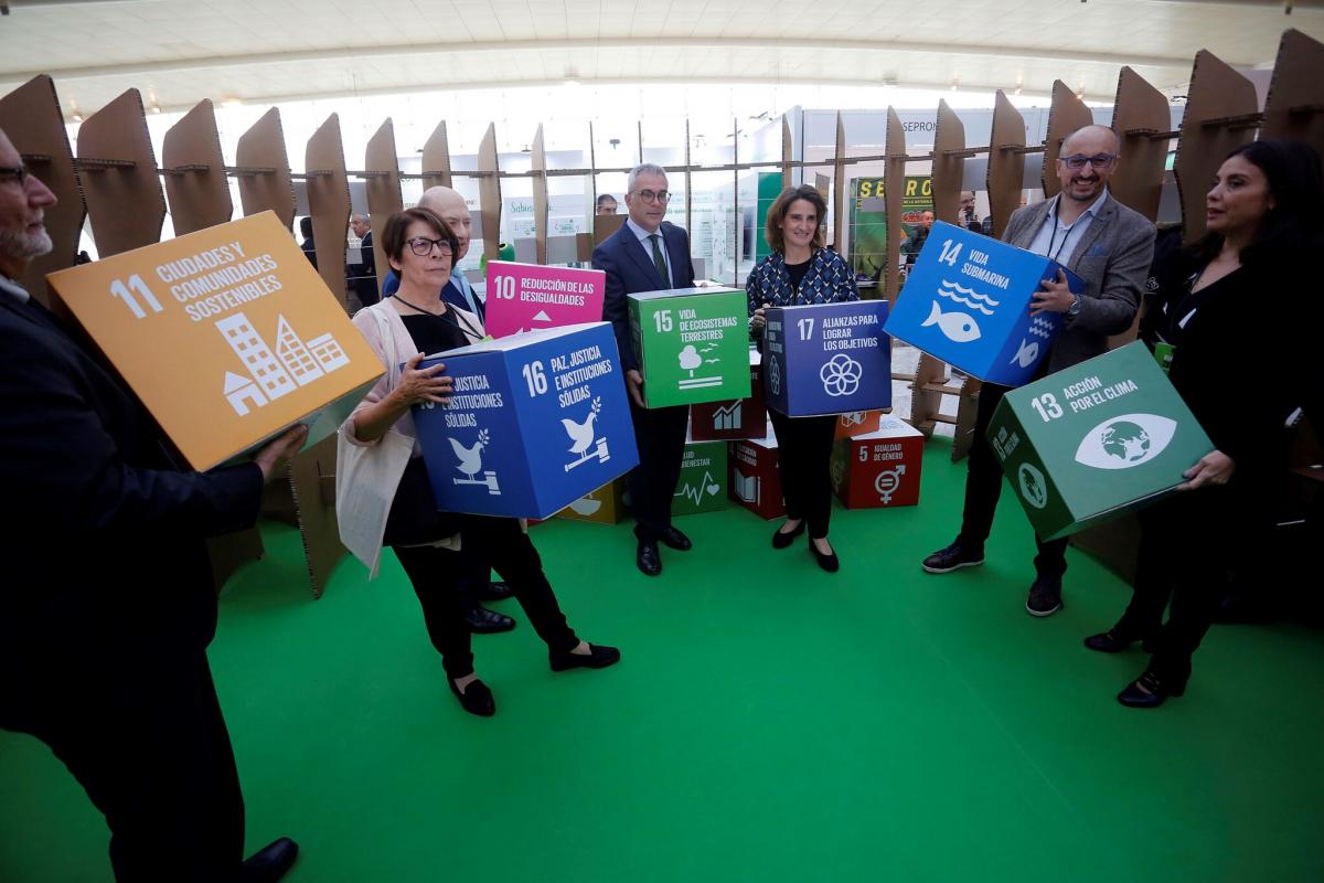 De izquierda a derecha, Jorge Arosemena, Inés Sabanés, Gonzalo Echagüe, Teresa Ribera, Andrés Fernández y Alicia Torrego, durante la visita de autoridades al Acelerador de los ODS de Conama 2018. 