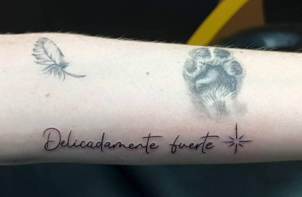 "Delicadamente fuerte", texto del tatuaje de Cristina, que convive con dos enfermedades raras