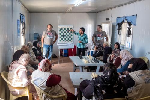Clase de ajedrez en el campo de Al Zaatari, en Jordania.