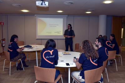 Voluntarios formándose en la Escuela de Energía.