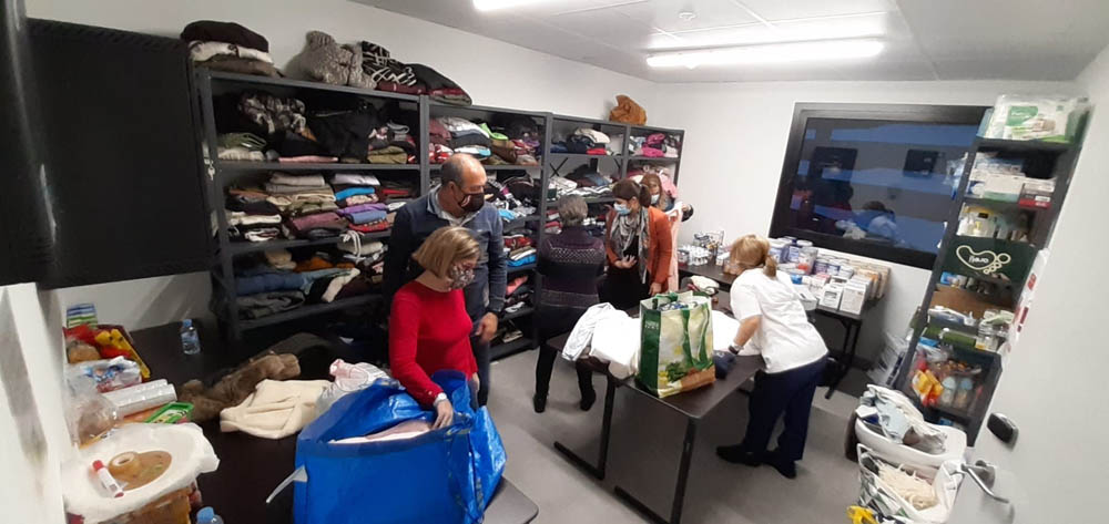 Los hoteles han habilitado un espacio en el que las personas refugiadas pueden recoger la ropa que necesiten.