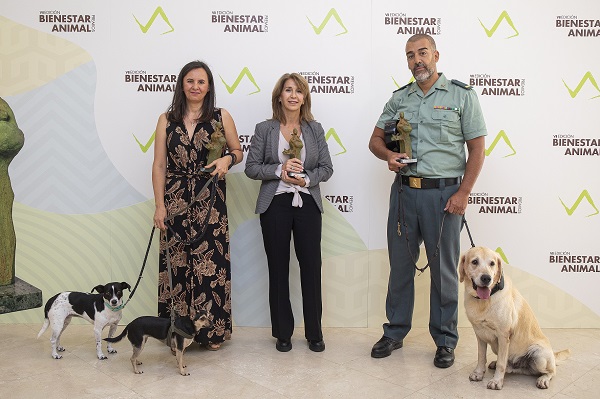 Melisa Tuya, Rosa Salazar y Cabo Martín con Ogro, VII Premios Bienestar Animal.