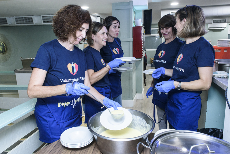 Voluntarias de BBVA en España, en acciones de reparto de comidas.