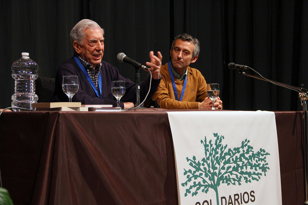 Vargas Llosa durante su ponencia en la prisión. Junto a él el presidente de Solidarios, Cristóbal Sánchez Blesa.