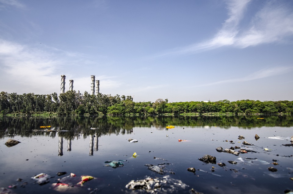 Agua contaminada con residuos. 