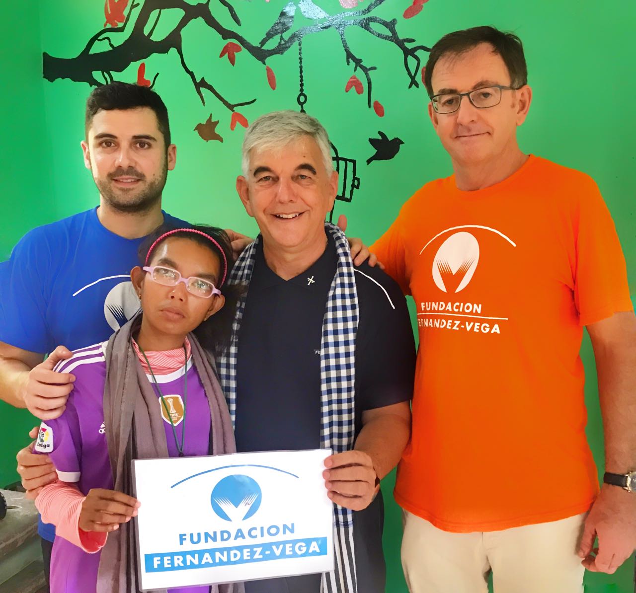Alberto Barros, Kike Figaredo, Tomás Parra y Sembrita, una niña camboyana.