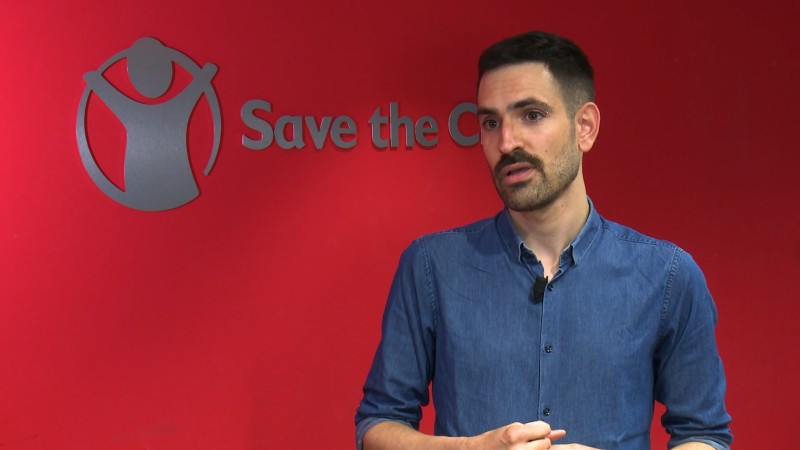 Álvaro Ferrer, especialista de educación en Save the Children.
