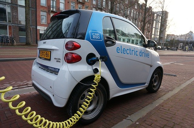 Suministro de energía eólica a un coche eléctrico