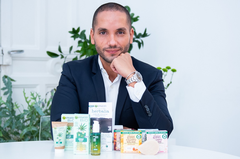 André Albarrán, director general de Garnier en España, con la línea de productos sostenibles.