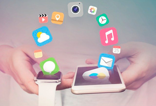 Una persona manipula, y conecta, un teléfono móvil y un smartwatch 