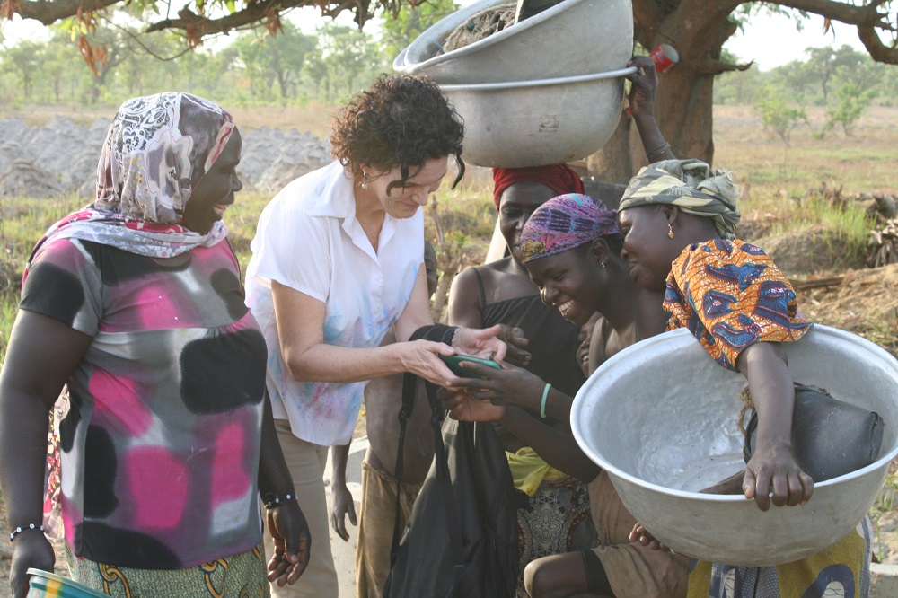 Maite de Aranzabal en uno de sus viajes a África supervisando proyectos de Viña Ardanza Solidario.