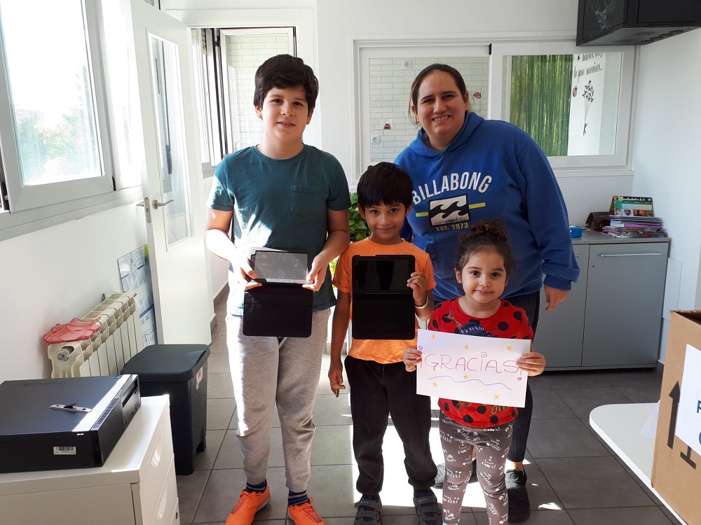 Niños beneficiarios del programa con dispositivos donados por Indra.