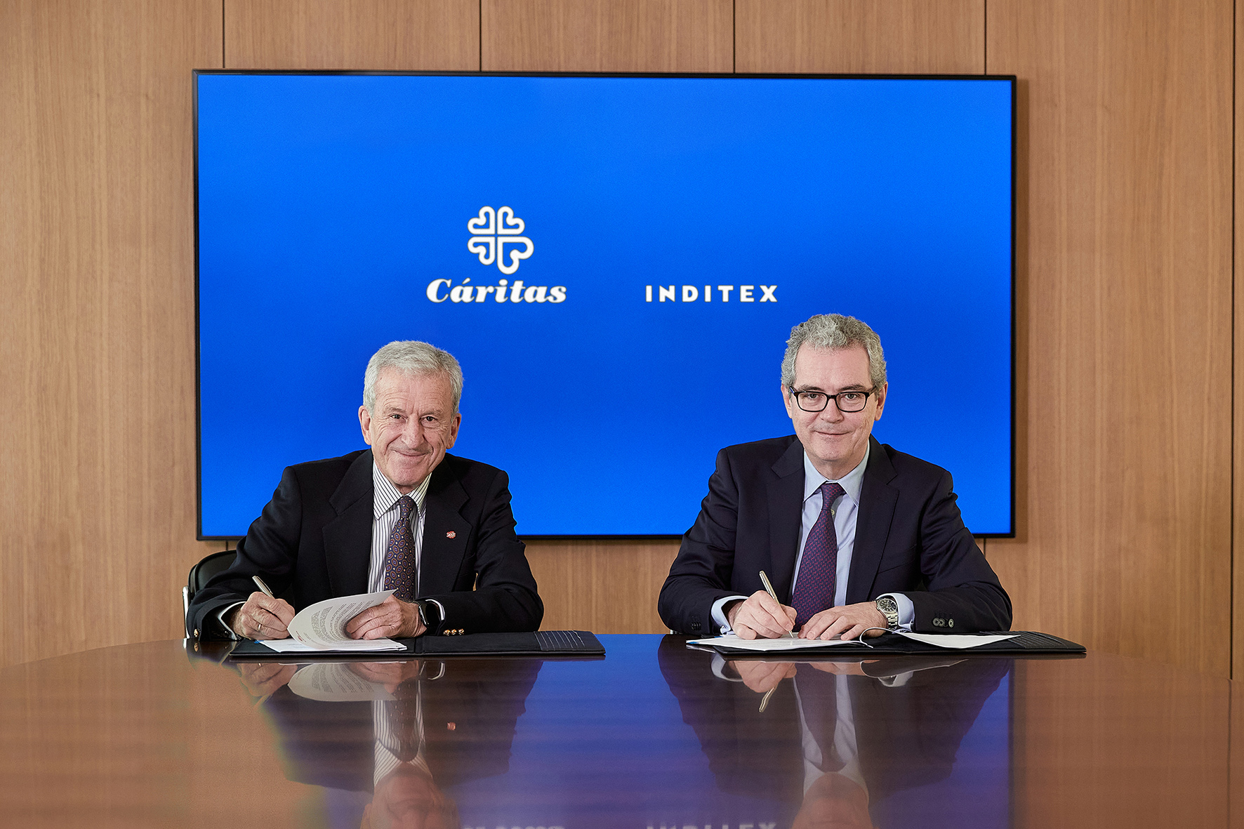 Manuel Bretón y Pablo Isla, presidentes de Cáritas e Inditex, en la firma del convenio. 