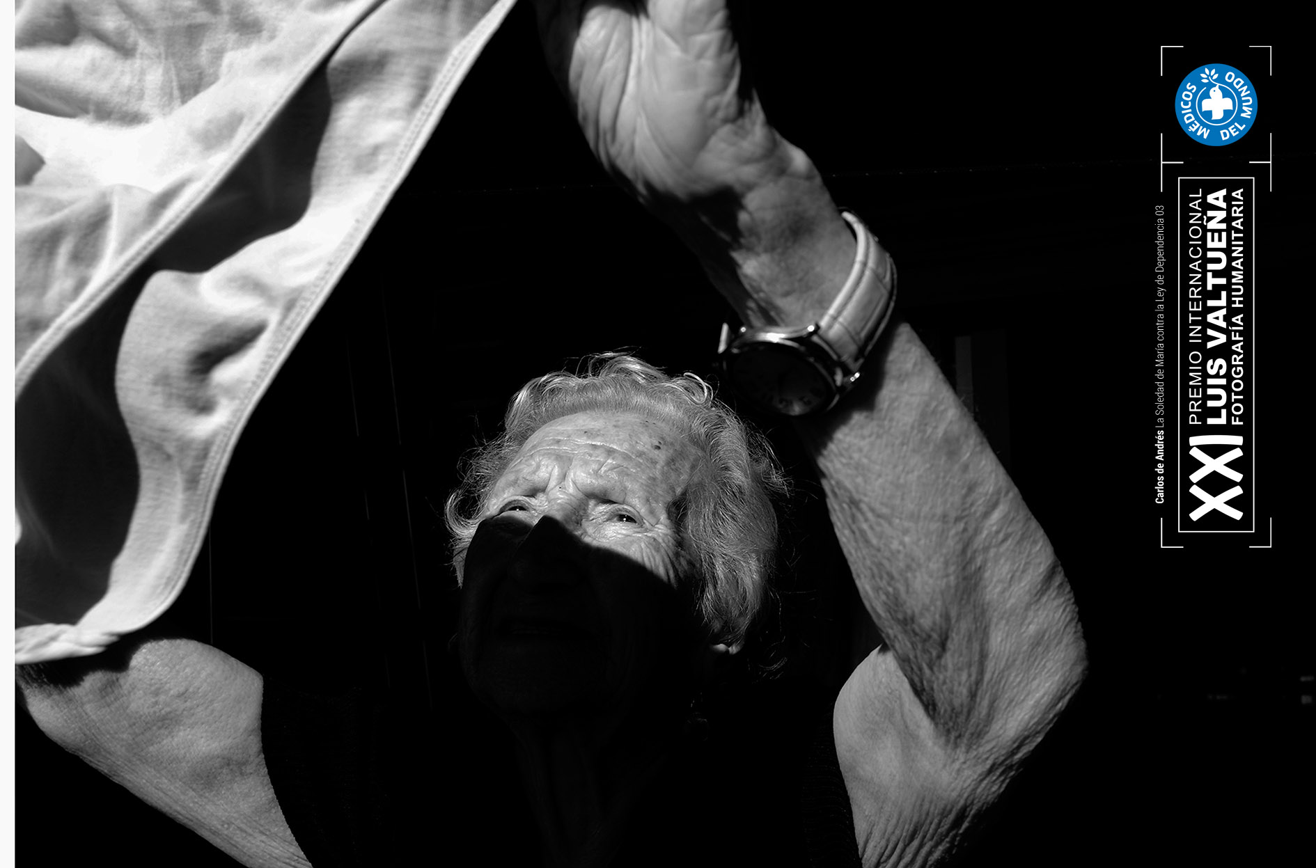María tiende la ropa. Fotografía perteneciente a la serie ganadora, de Carlos de Andrés.