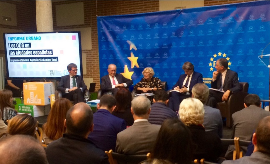 Manuela Carmena durante el coloquio con otros alcaldes.