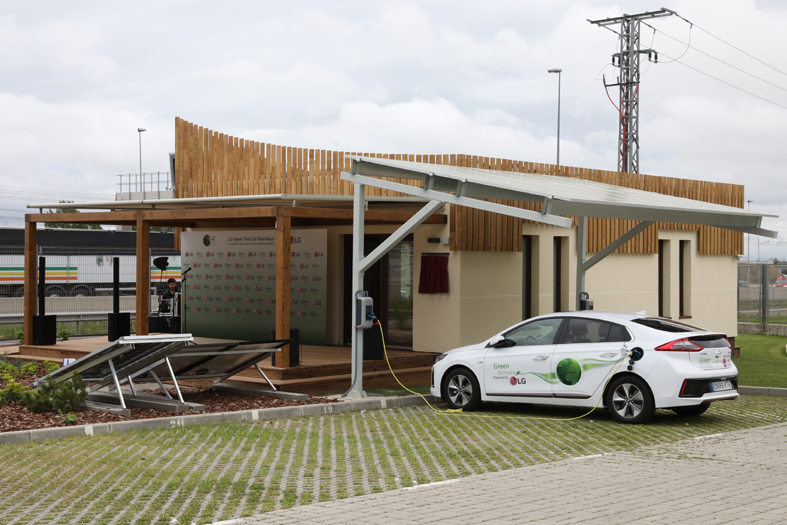 La casa dispone de parking para coches eléctricos que utilizarán los empleados de LG.