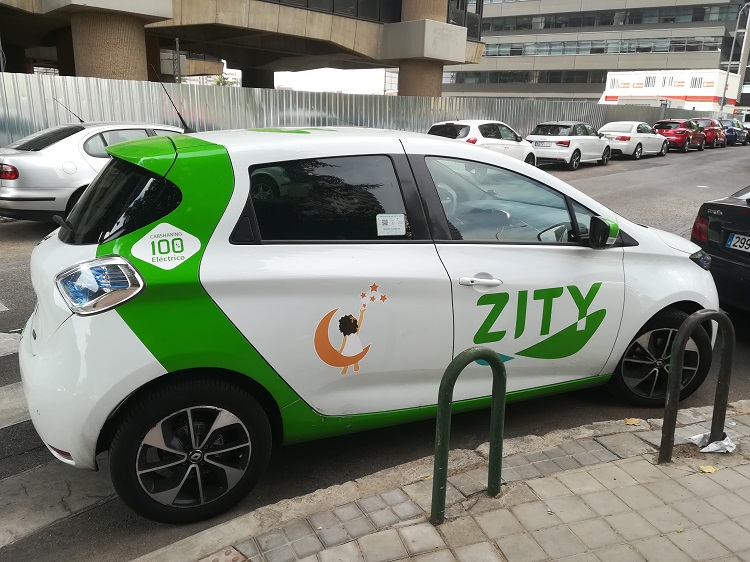 Un vehículo ZITY con el logotipo de la fundación 'El Sueño de Vicky'