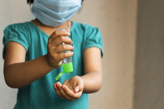 Niño indio protegido con mascarilla