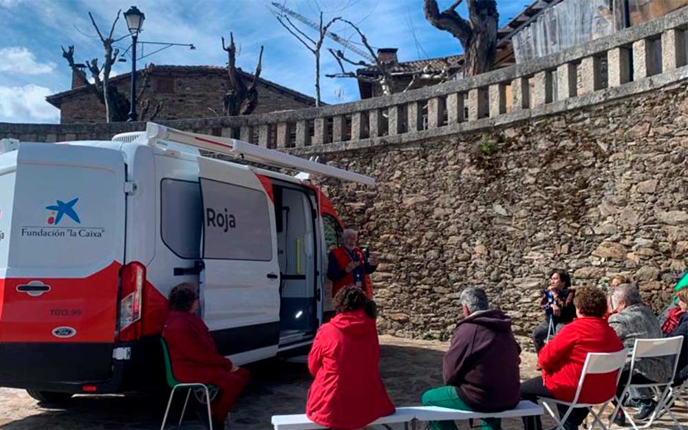 El ‘Reto 1213’ de Cruz Roja ya ha llevado oficinas móviles a los municipios más despoblados.