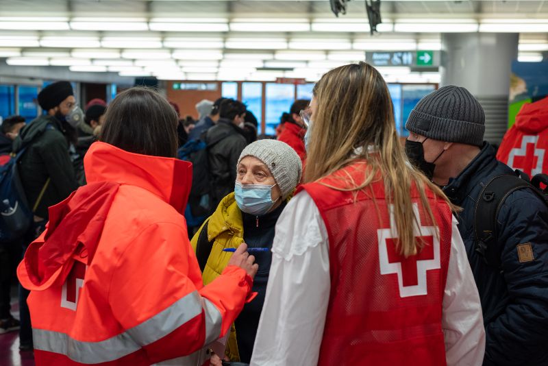 Voluntarios de Cruz Roja atienden a refugiados ucranianos.