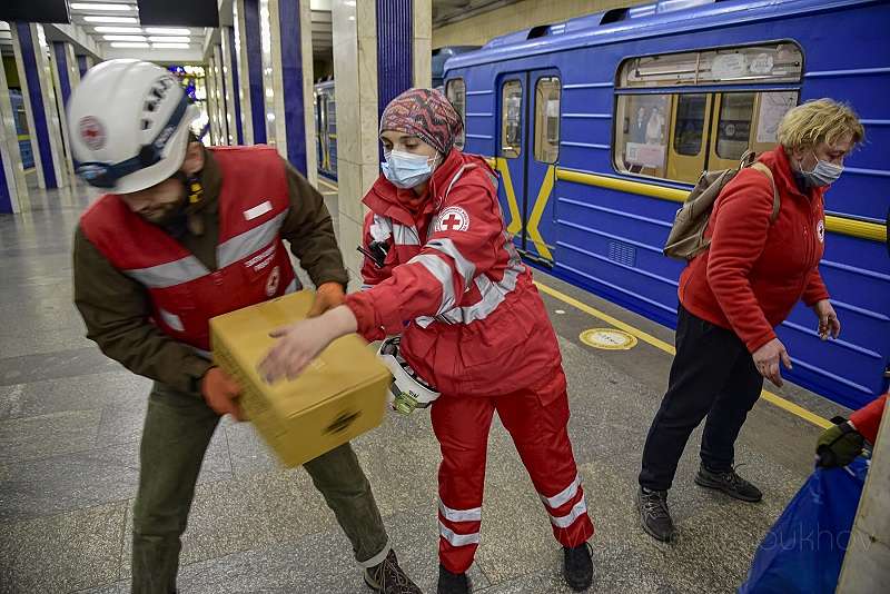 Miembros de Cruz roja reparten ayuda humanitaria en Ucrania.
