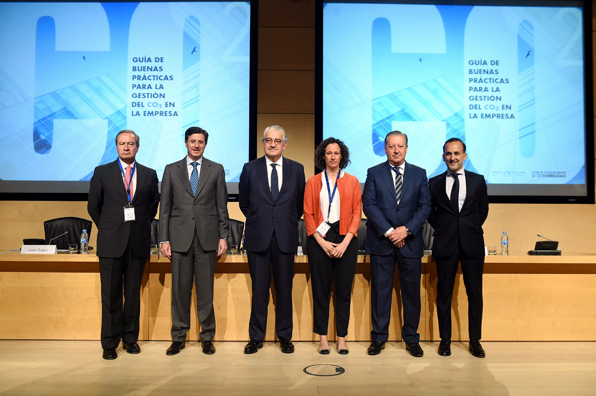 De Izda a dcha: Angel Galán, Cemex; José Casas, Endesa; José D. Bogás, Endesa; Valvanera Ulargui, Oficina Española Cambio Climático; y Ramón Paredes y Juan Alfaro, Club de Excelencia en Sostenibilidad.