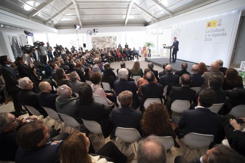 Pedro Sánchez interviene ante representantes del mundo cultural español. Foto: Pool Moncloa/Fernando Calvo