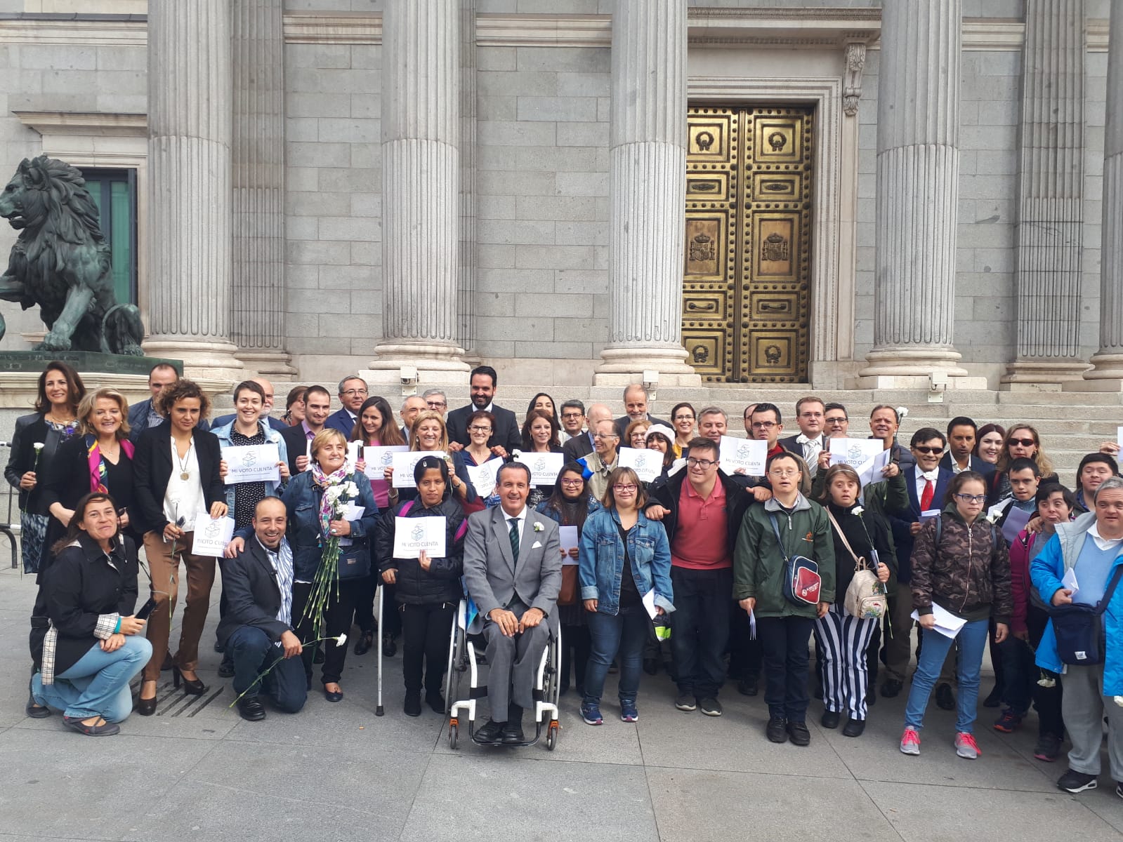 Personas con discapacidad ante el Congreso, tras aprobarse la reforma legislativa.