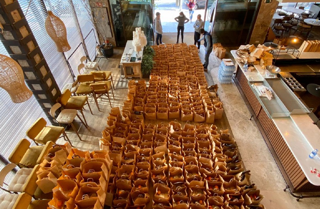 Bolsas con menús preparadas para su traslado a Ifema