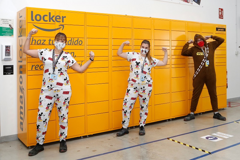 Trabajadores de Amazon cambian su uniforme habitual por un pijama.