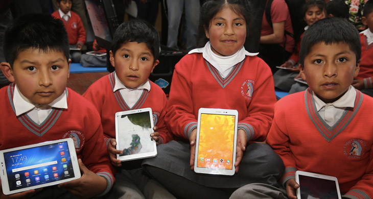 Alumnos con dispositivos móviles en una escuela de Perú.