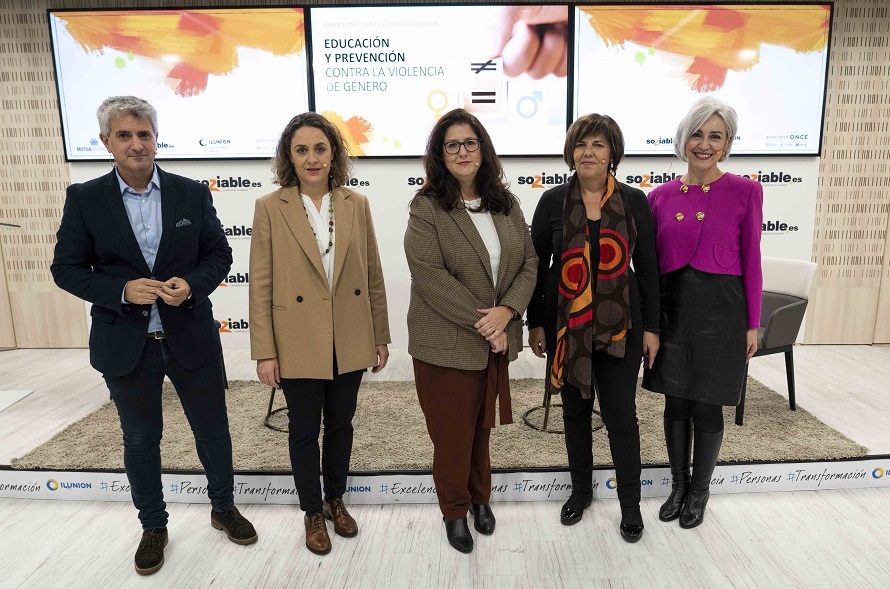 Blanca Hernández, Conchita Navarro, Eulalia Alemany y Carmen Guaita junto al moderador, Chema Doménech. 