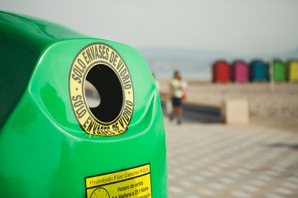 Contenedor de reciclaje de vidrio.