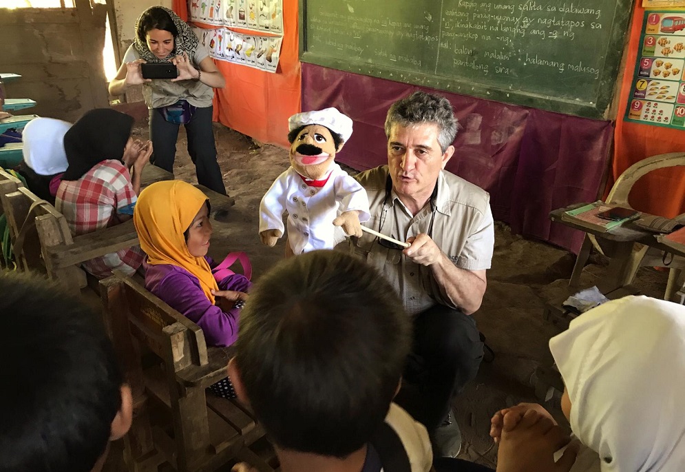 Guillermo Fesser con un grupo de niños en Filipinas. Foto: Javier Fesser.