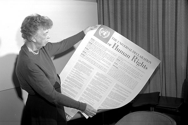 Eleanor Roosevelt, sosteniendo un cartel de la Declaración Universal de Derechos Humanos, en noviembre de 1949. Foto ONU