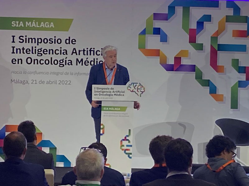 El doctor Emilio Alba durante la presentación del I Simposio de IA en Oncología Médica.